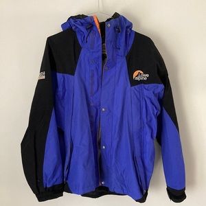 Ski jacket with brimmed hood.